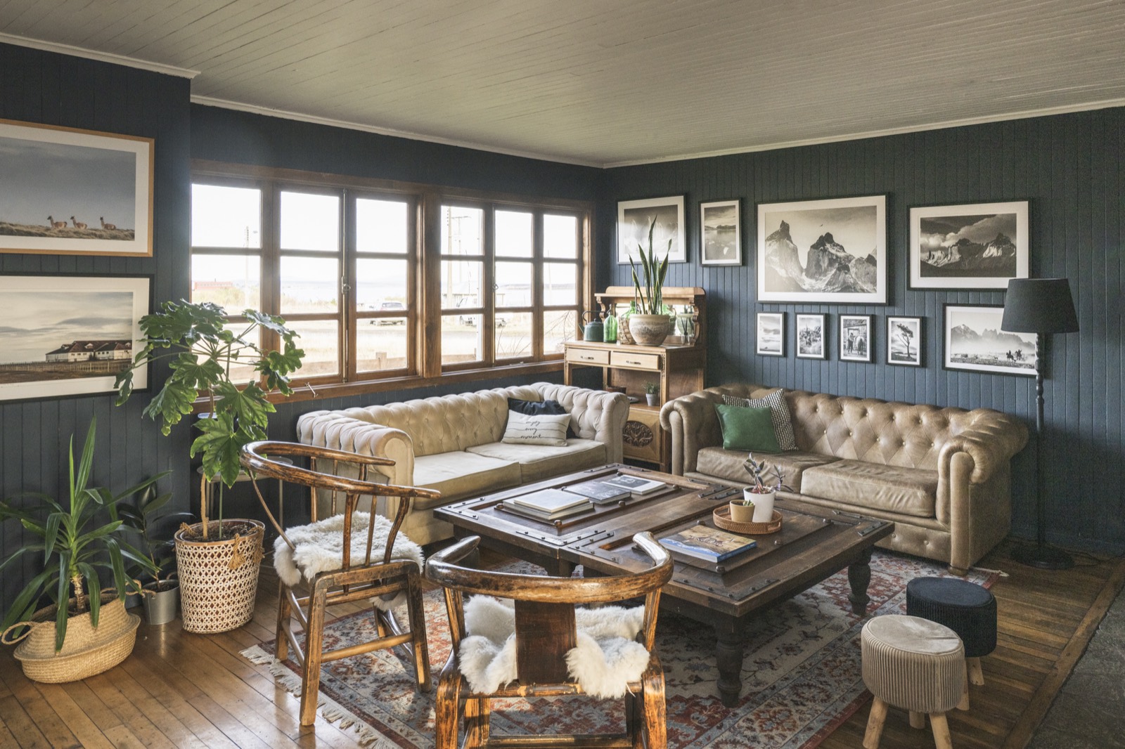 Lounge with fireplace and framed landscape photography at Bories